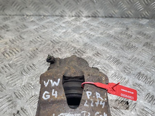 суппорт передний правый Volkswagen Golf 4 поколение 2001, 1.6 л., BCB, бензин, 5МКПП, серебро, универсал