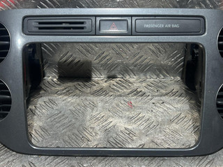 дефлектор обдува салона Volkswagen Tiguan 1 поколение [рестайлинг] 2012, 2.0 л., CCZA, бензин, АКПП, внедорожник 5 дв., полный привод, 5N0858071E, 5N0858069J