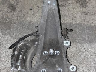 кулак поворотный правый BMW 5 серия F07/F10/F11 2011, 2.0 л., дизель, МКПП, черный 475, седан, правый руль, 31216775770