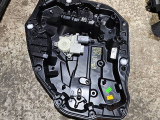 стеклоподъемник задний левый BMW X5 G05 2021, 3.0 л., гибрид, АКПП, x1b ametrin metallic, внедорожник 5 дв., полный привод, правый руль, 9450785