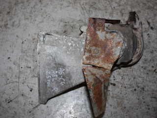 кронштейн двигателя Audi A6 4A/C4 1994, 2.5 л., дизель