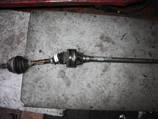 полуось передняя правая (приводной вал, ШРУС) Volkswagen Touareg 1 поколение 2005, 2.5 л., дизель, АКПП