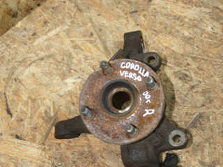 кулак поворотный правый Toyota Corolla Verso 1 поколение E121 (2001 - 2004), 2.0 л., дизель