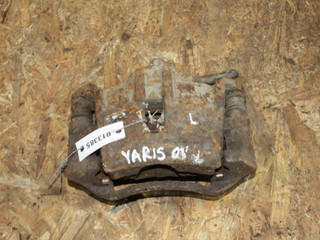 суппорт передний левый Toyota Yaris P1 2001