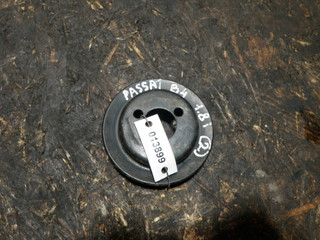 шкив помпы Volkswagen Passat B4 (1993 - 1997), 1.8 л., бензин, 037121031F
