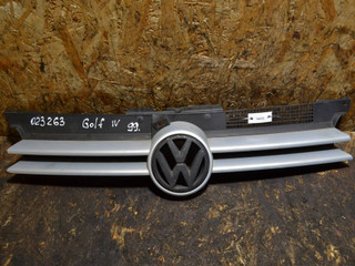 решетка радиатора Volkswagen Golf 4 поколение 2003, 2.0 л., дизель, 1J0853655G, 1J0853651H