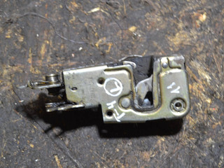замок двери передней левой Volkswagen Transporter T4 2000, 701837015B