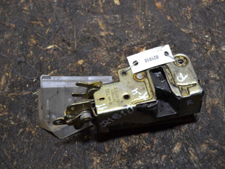 замок двери передней правой Volkswagen Transporter T4 2000, 701837016E