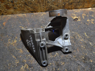 кронштейн генератора Chrysler Voyager 3 поколение (1995 - 2001), 2.4 л., бензин, АКПП, 04861132AA