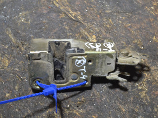 замок двери передней правой Volkswagen Transporter T4 2000, 701837016E