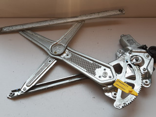 стеклоподъемник передний правый Toyota Yaris P1 2000, 8571052030