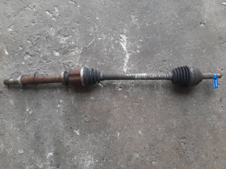 полуось передняя правая (приводной вал, ШРУС) Renault Clio 3 поколение (2005 - 2009), 1.2 л., бензин, 391009067R