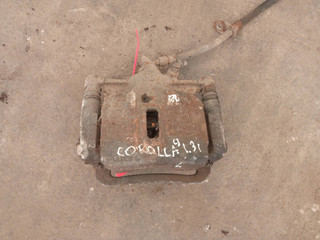 суппорт передний левый Toyota Corolla 9 поколение (E120/E130) (2000 - 2004), 1.3 л., бензин