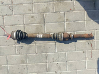 полуось передняя правая (приводной вал, ШРУС) Renault Laguna 2 поколение (2001 - 2005), 1.8 л., бензин, АКПП, 8200387522