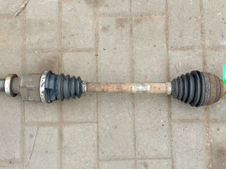 полуось передняя правая (приводной вал, ШРУС) Renault Megane 2 поколение [рестайлинг] (2006 - 2012), 1.6 л., бензин, 8200267041