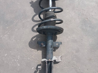 стойка передняя правая Renault Clio 3 поколение (2005 - 2009), 8200183568