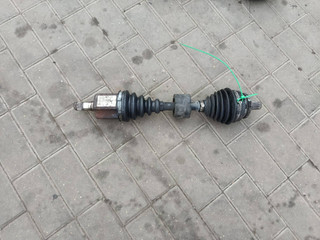 полуось передняя левая (приводной вал, ШРУС) Volvo XC70 2 поколение (2000 - 2005), P8689219