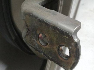 петля двери Nissan X-Trail T30 2004