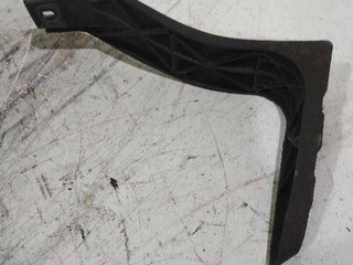 крепление ( кронштейн ) крыла Audi A4 B6 2004, 8E0821137