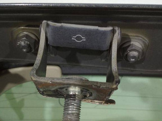 петля крышки багажника Nissan Note E11 2006