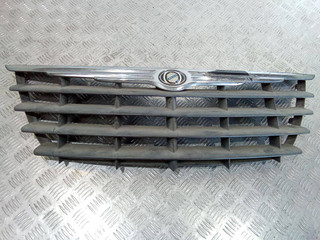 решетка радиатора Chrysler Voyager 4 поколение [рестайлинг] 2005, 04857960AA, 802500017