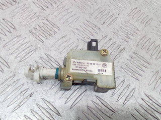 активатор замка крышки топливного бака Volkswagen Jetta 5 поколение 2006, 1K5959782