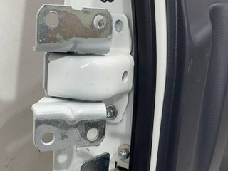 петля двери Isuzu Elf 6 поколение [2-й рестайлинг] 2022