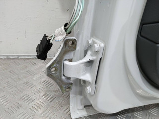 петля двери Renault Midlum 1 поколение 2003