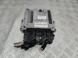 блок управления двигателем Renault Clio 4 поколение 2013, 237102747R