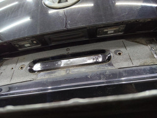 Кнопка открытия багажника ( в составе крышки багажника) Volkswagen Touareg 1 поколение 2007