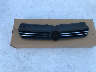 решетка радиатора Volkswagen Polo 5 поколение 2013, 6RU853653
