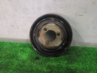 шкив помпы Volkswagen Passat B3 1991, 1.9 л., дизель, МКПП, белый, универсал, передний привод, 068121028