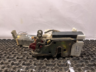 замок двери передней левой Opel Sintra 1 поколение 1999, 2.2 л., X 22 XE, бензин, МКПП, красный, минивэн, передний привод, 90493702