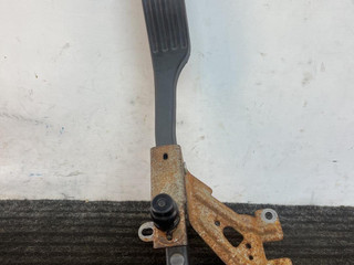 педаль Ford Mondeo 2 поколение 1996, 2.0 л., бензин, МКПП, красный, универсал, передний привод, 93BB-9P732-DD
