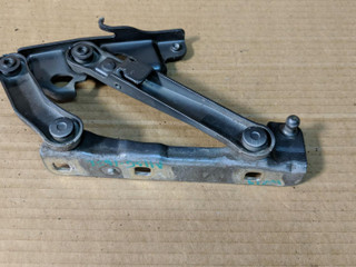петля капота левая Mercedes-Benz CLS-Класс C219 2007, 3.0 л., OM 642.920, дизель, АКПП, купе, A2118800128