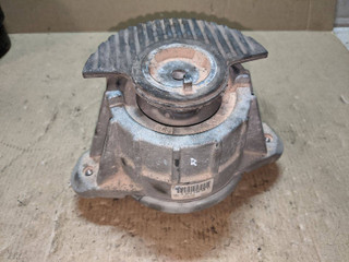 подушка крепления двигателя Mercedes-Benz C-Класс W204/S204/C204 [рестайлинг] W204.054 2011, 3.0 л., M 272.947, бензин, АКПП, черный, седан, задний привод, A2042400917