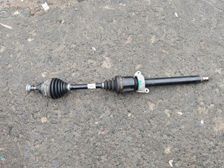 полуось передняя правая (приводной вал, ШРУС) BMW X1 F48 2015, 8611942