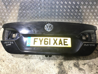 кнопка открытия багажника Volkswagen Jetta 6 поколение 2011, 2.0 л., CFFB, дизель, 6МКПП, чёрный, седан, передний привод, правый руль, 5N0827566T