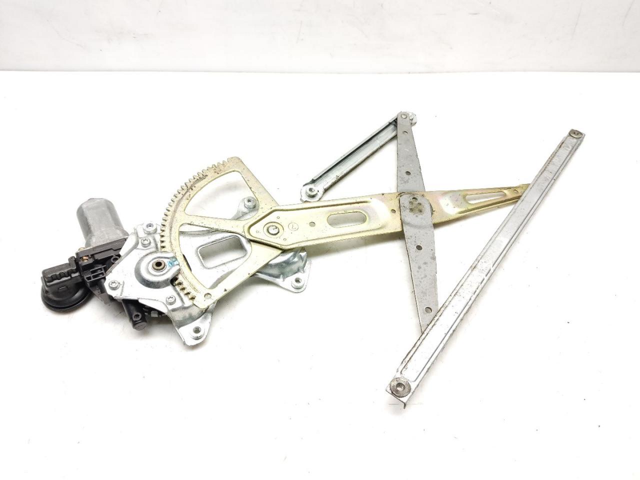 стеклоподъемник передний левый Toyota Prius 2 поколение 2004, 1.5 л., VVT-i, 1NZ-FXE, гибрид, вариатор, blue / 8s2, хетчбэк 5 дв., передний привод, правый руль, 85720-35140, 262100-2340 - фото №1
