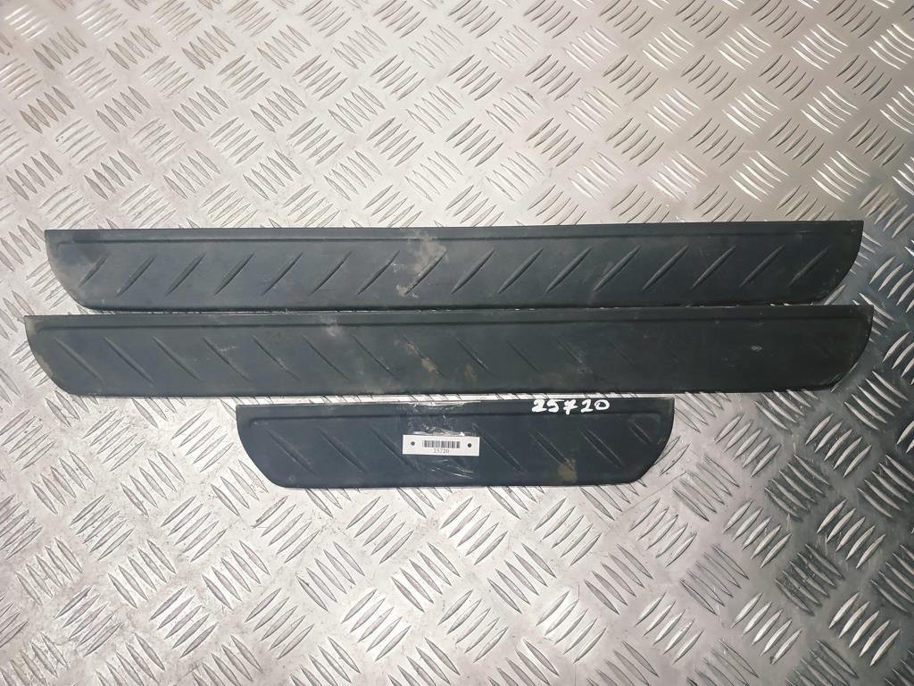 комплект накладок на пороги (внутренние) Honda Civic 8 поколение FK1 2006, 1.4 л., i, L13A7, бензин, 6МКПП, серебро, хетчбэк 5 дв., передний привод, правый руль, 84212SMGE011M1 - фото №1