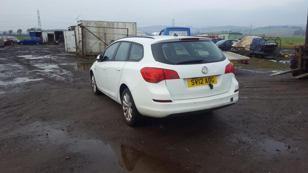 Opel Astra J 2011