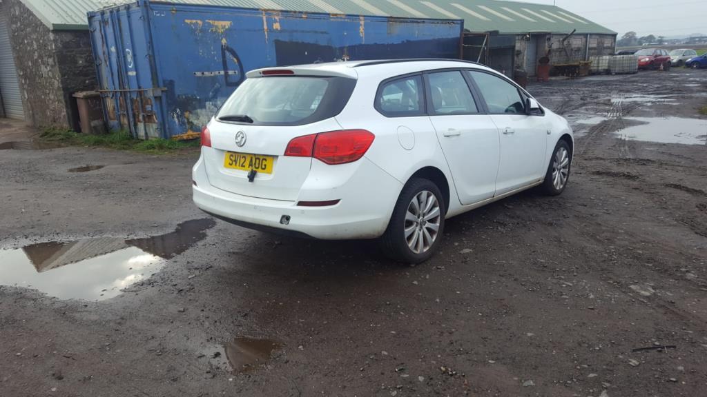 Opel Astra J 2011