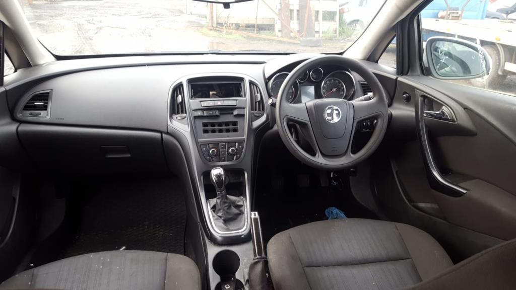 Opel Astra J 2011
