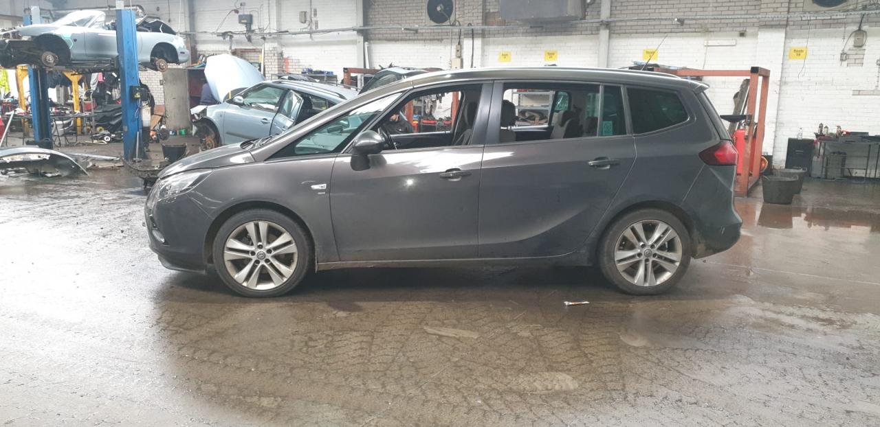 Opel Zafira 3  (C) 2013