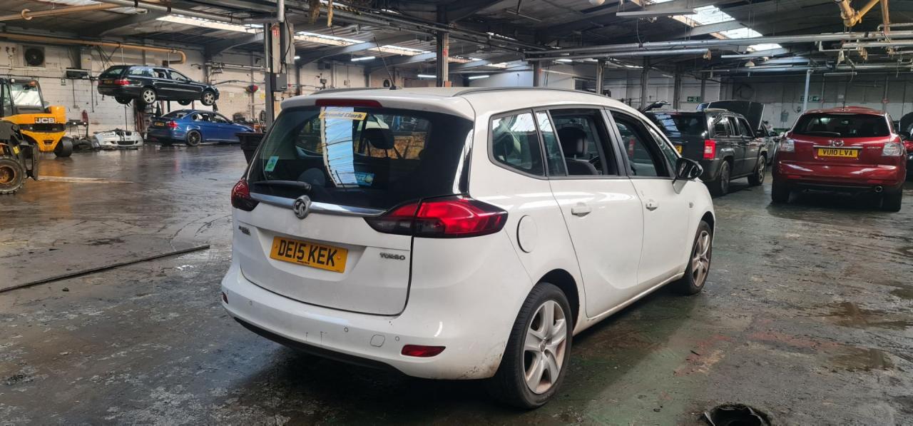 Opel Zafira 3  (C) 2015