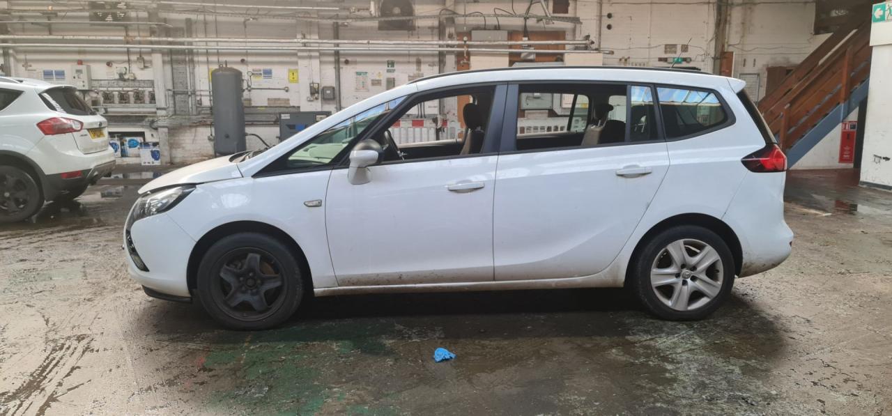 Opel Zafira 3  (C) 2015