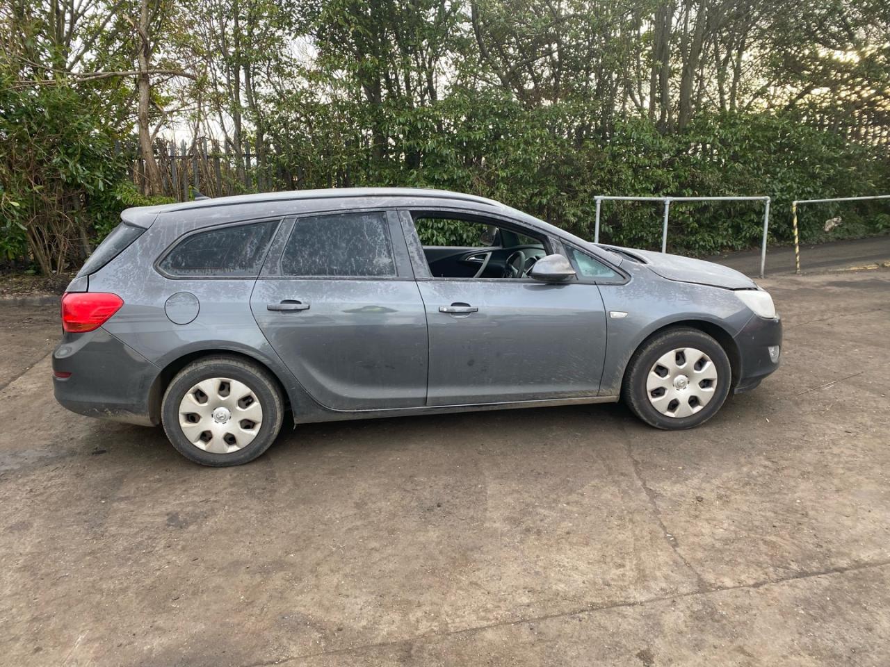 Opel Astra J 2011