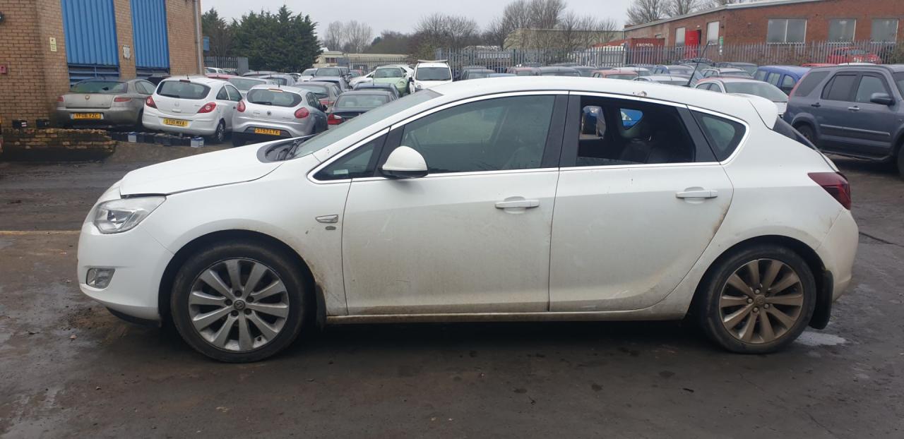 Opel Astra J 2011