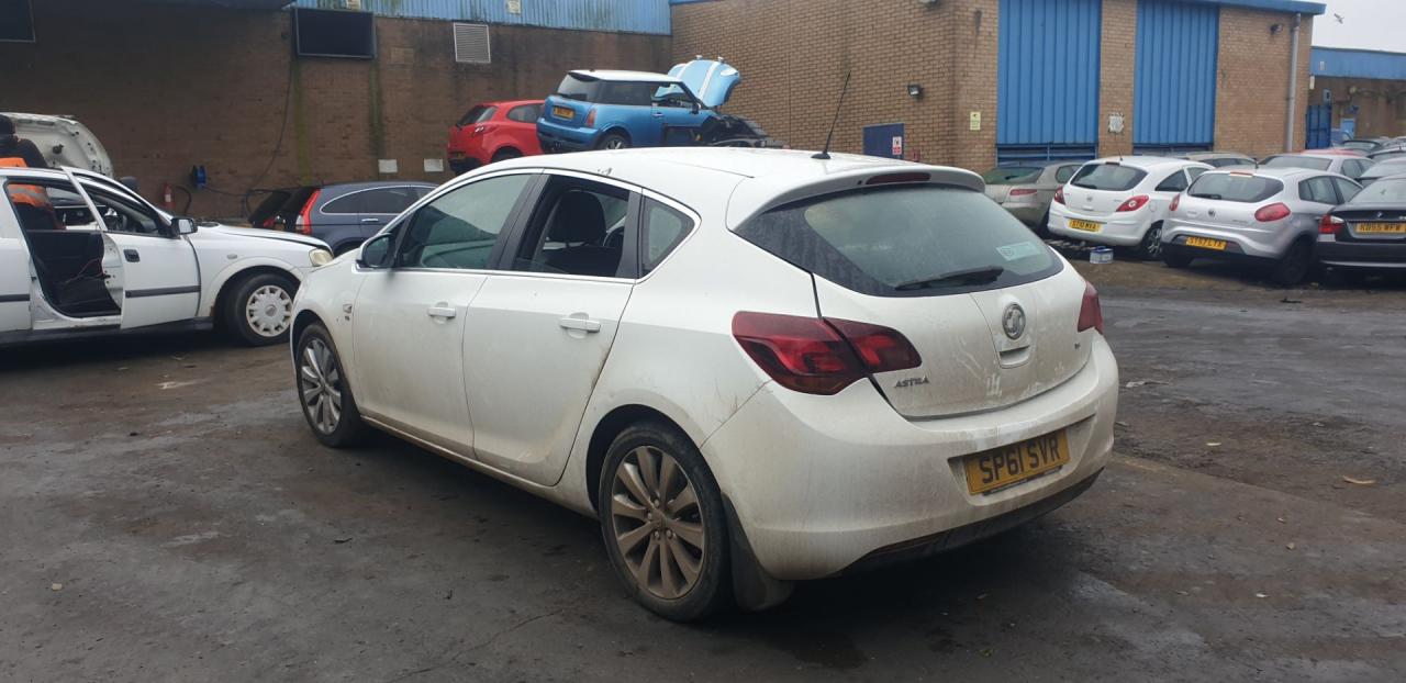 Opel Astra J 2011