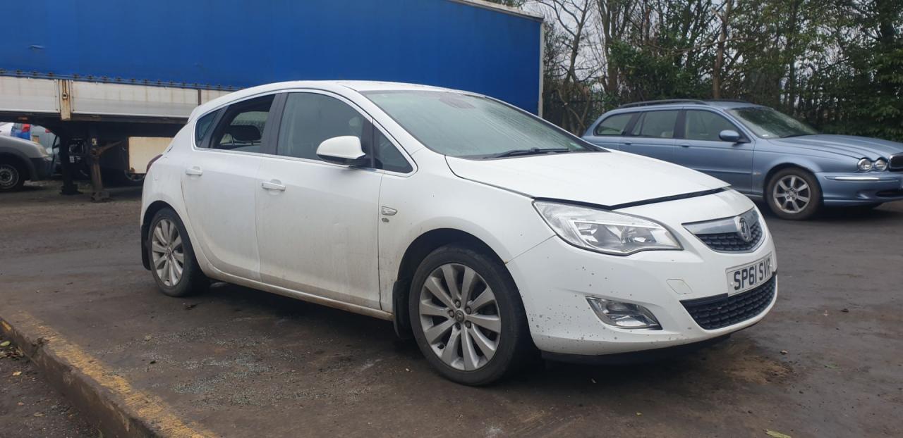 Opel Astra J 2011